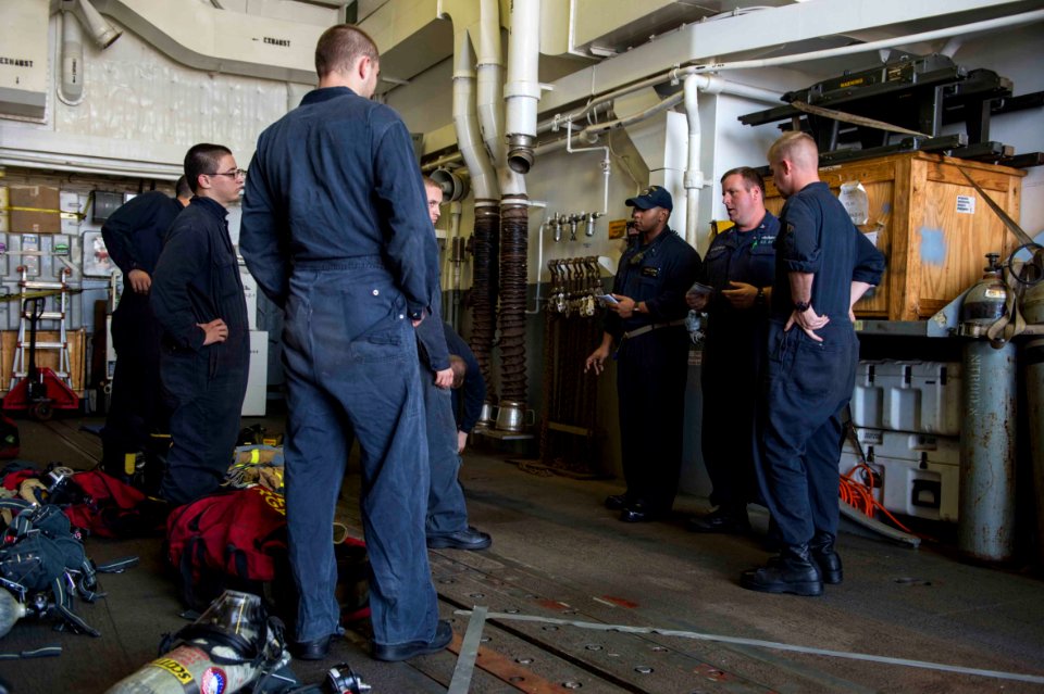 Farragut engineers 151006-N-VC236-015
