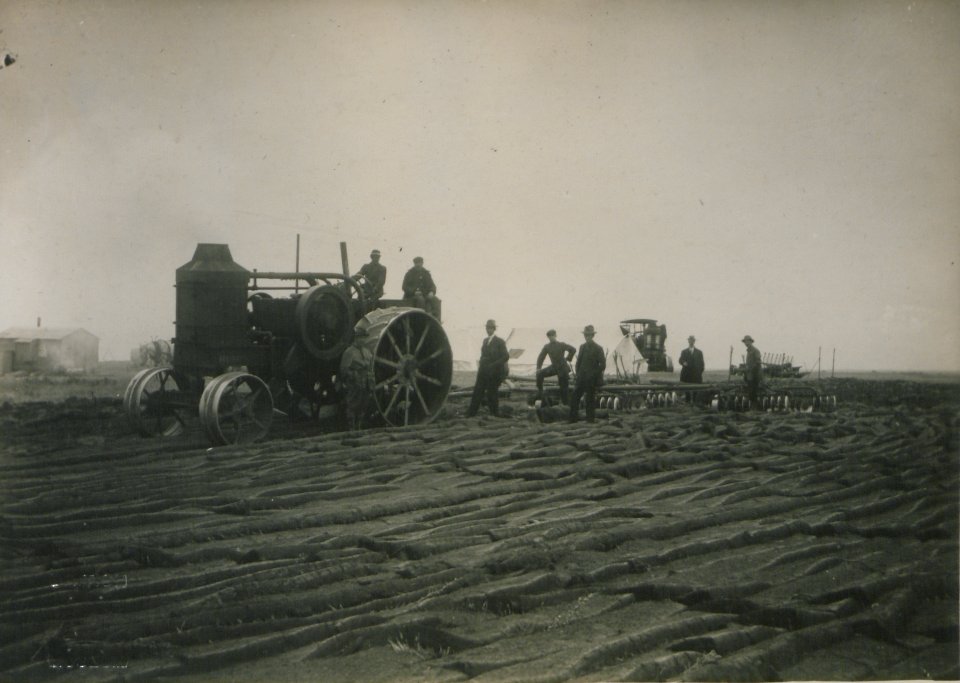 Farming by the Mance Farming Company of Viking, Alberta, Photo A (HS85-10-27432)