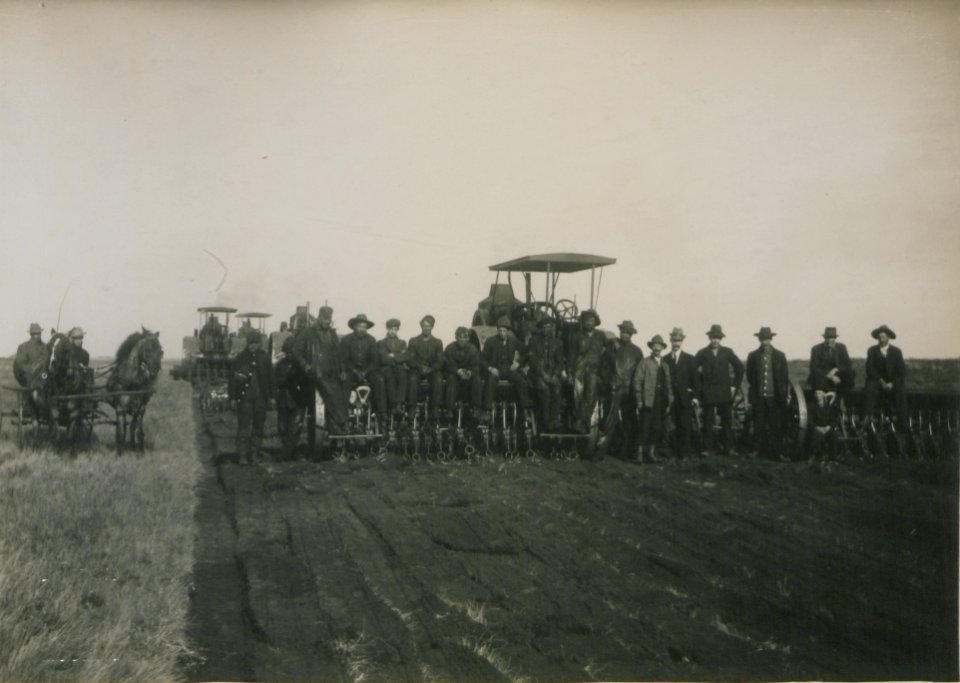 Farming by the Mance Farming Company of Viking, Alberta, Photo C (HS85-10-27434)