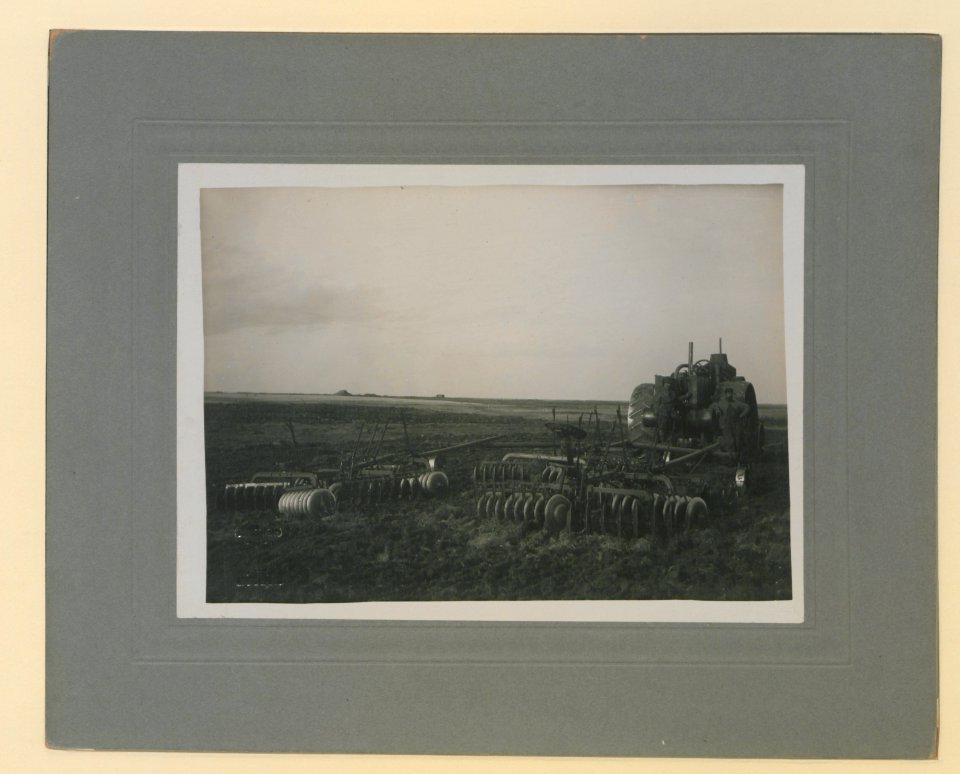 Farming by the Mance Farming Company of Viking, Alberta, Photo M (HS85-10-27444) original photo