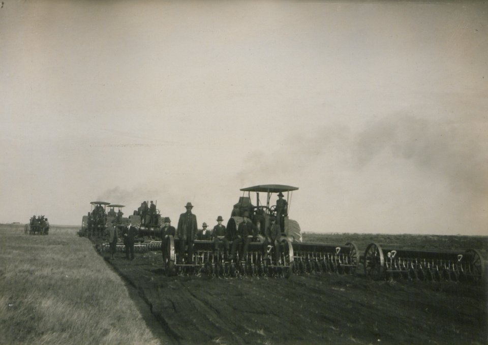 Farming by the Mance Farming Company of Viking, Alberta, Photo H (HS85-10-27439)
