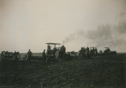 Farming by the Mance Farming Company of Viking, Alberta, Photo J (HS85-10-27441)