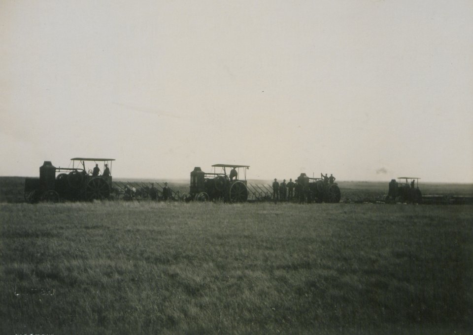 Farming by the Mance Farming Company of Viking, Alberta, Photo L (HS85-10-27443)