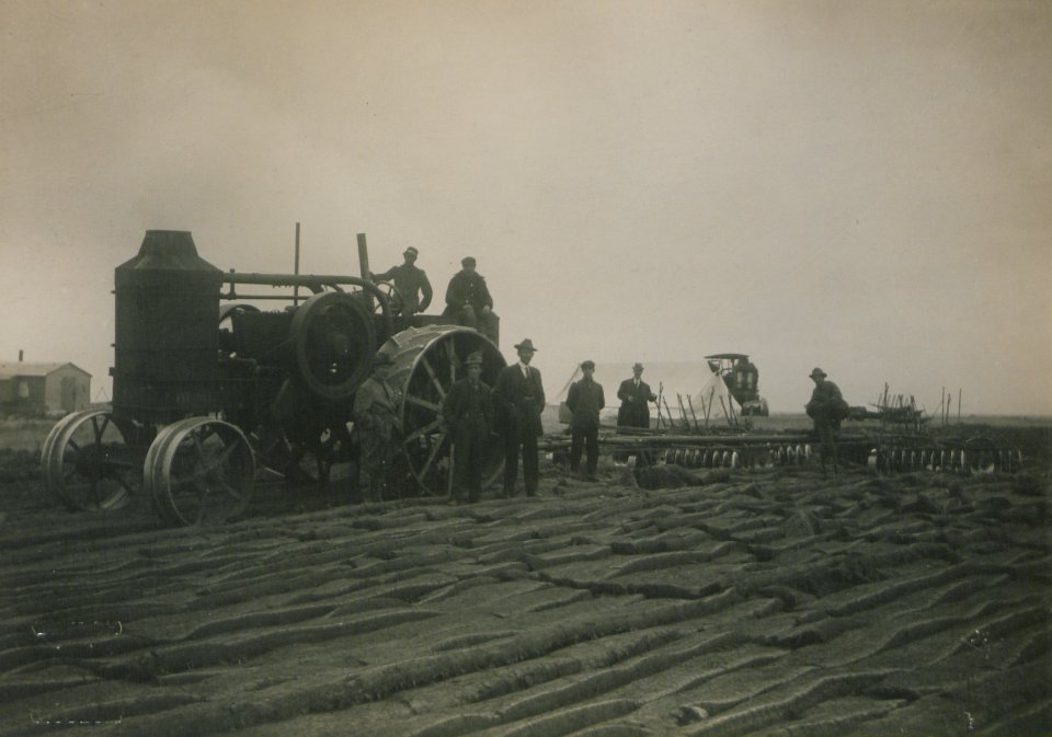 Farming by the Mance Farming Company of Viking,Albert, Photo F (HS85-10-27437)