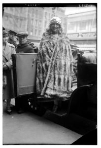 Farrar (wearing full length fur coat) LCCN2014714288