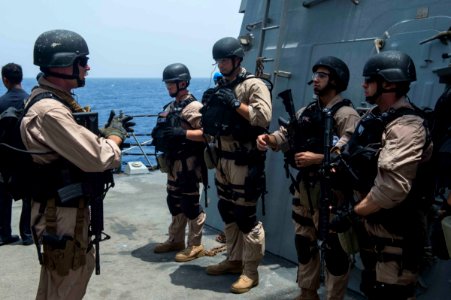 Farragut VBSS Team 150828-N-VC236-020