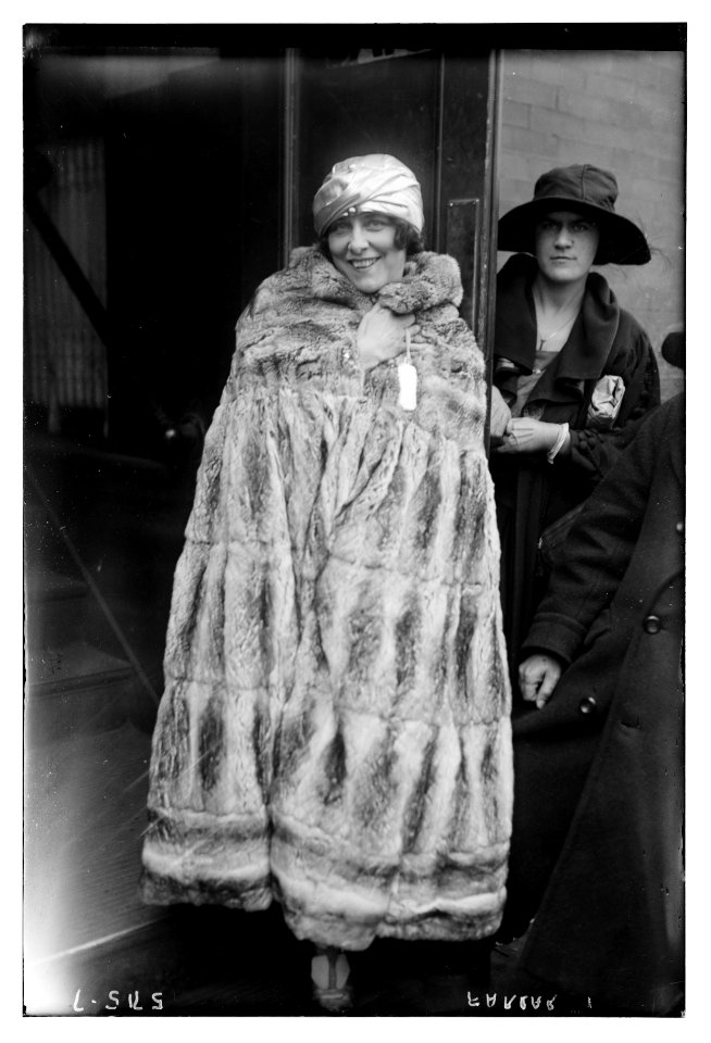 Farrar (in full length fur coat) LCCN2014714289