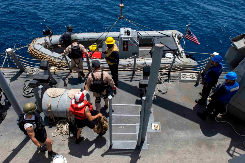 Farragut boat officer training 150910-N-VC236-016