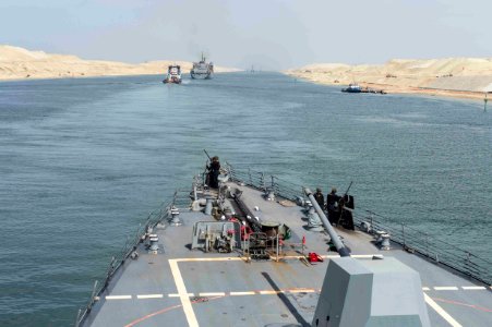 Farragut transits the Suez Canal 151013-N-VC236-008