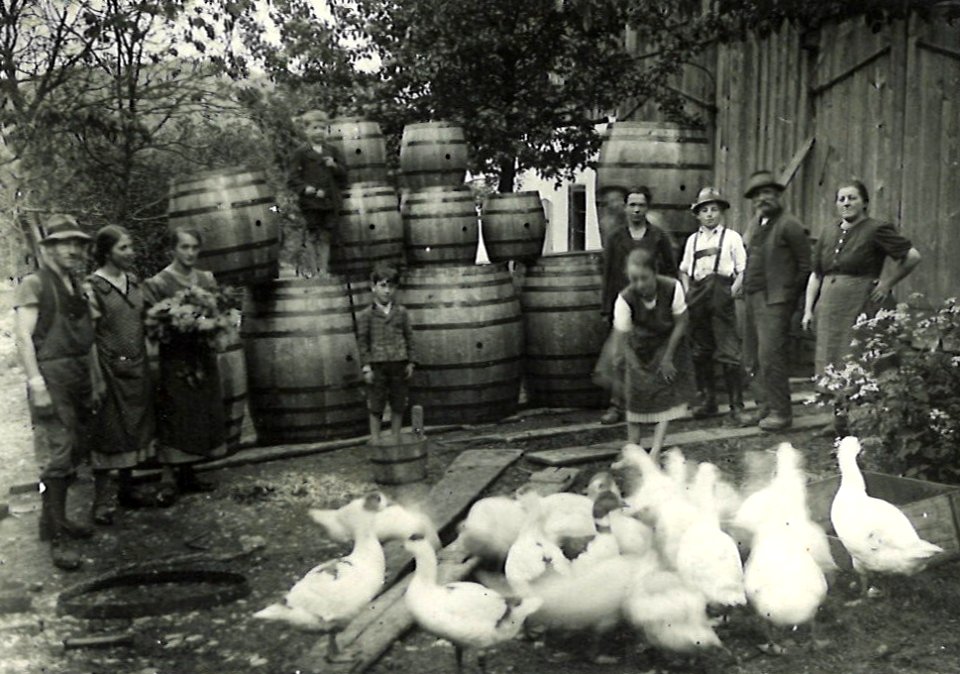 Fass bauen beim Schuederbauern 1935