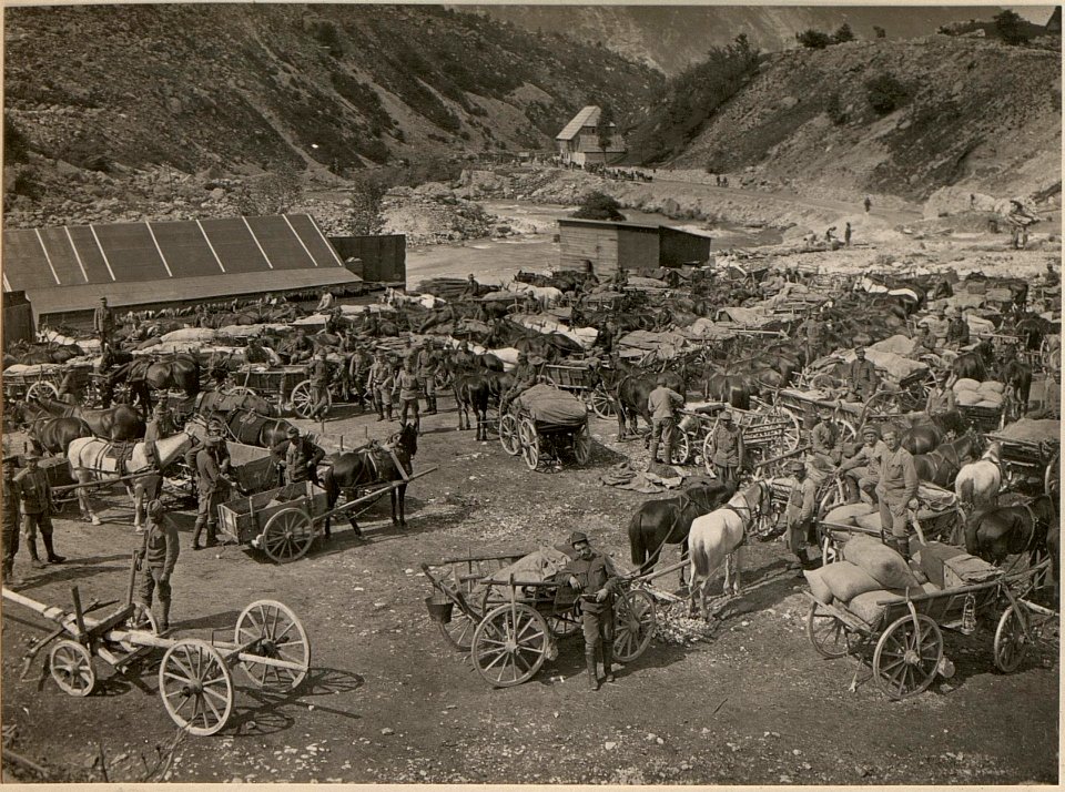 Fassungsstelle unter freiem Himmel in Soca.Aufgenommen am 25.5.1916. (BildID 15475244)