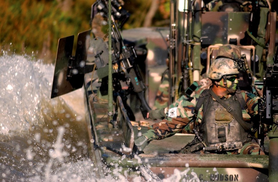 Fast and maneuverable riverine patrol boat