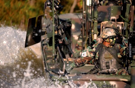 Fast and maneuverable riverine patrol boat