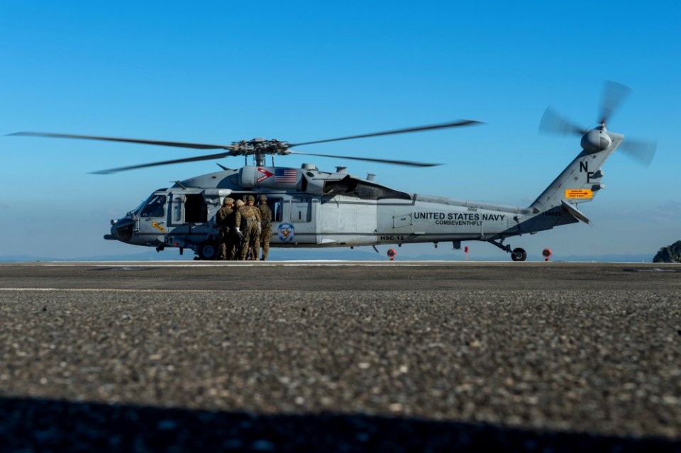 FASTPAC conducts fast-rope exercise 151104-N-UF697-027