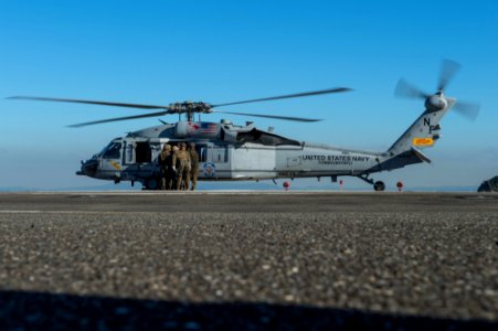FASTPAC conducts fast-rope exercise 151104-N-UF697-027