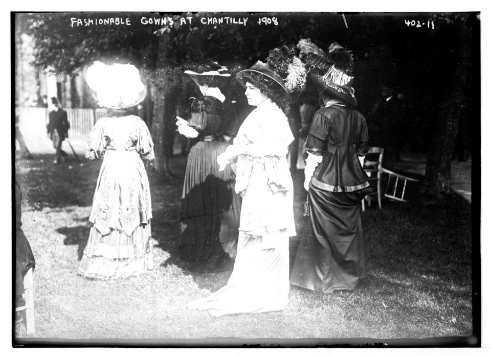 Fashionable gowns at Chantilly 1908 LCCN2014681897
