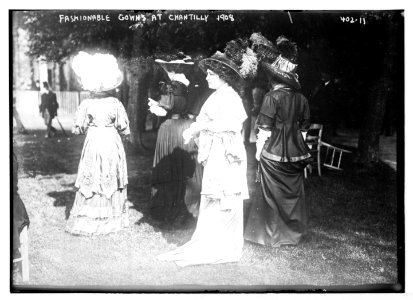 Fashionable gowns at Chantilly 1908 LCCN2014681897