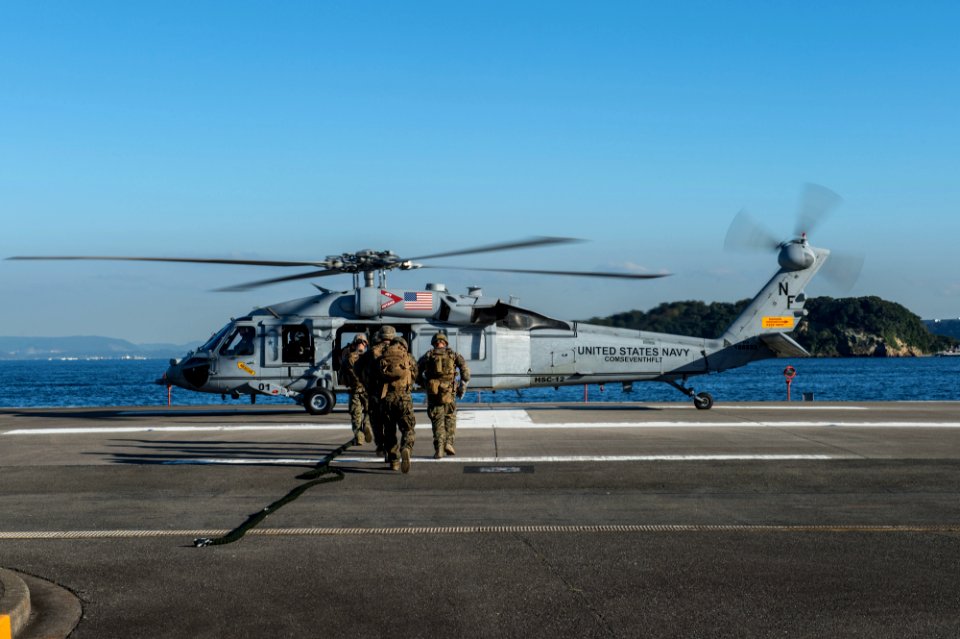FASTPAC conducts fast-rope exercise 151104-N-UF697-107