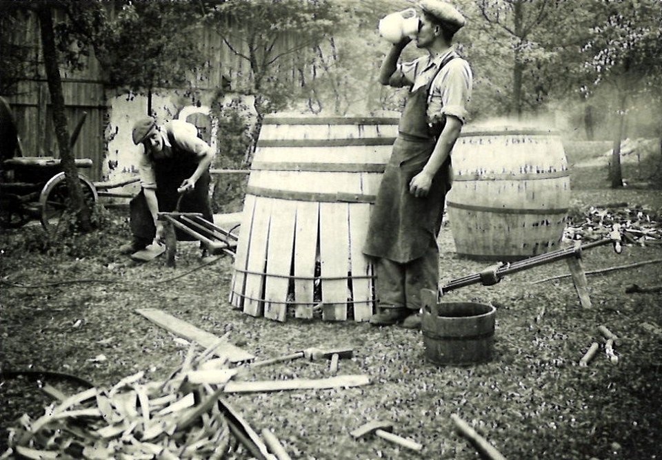 Fassbauen Kollega hat Durst 1935