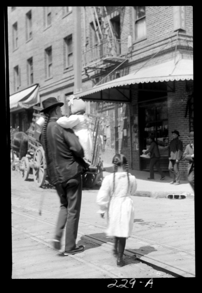 Father and children, Chinatown, San Francisco LOC agc.7a09013