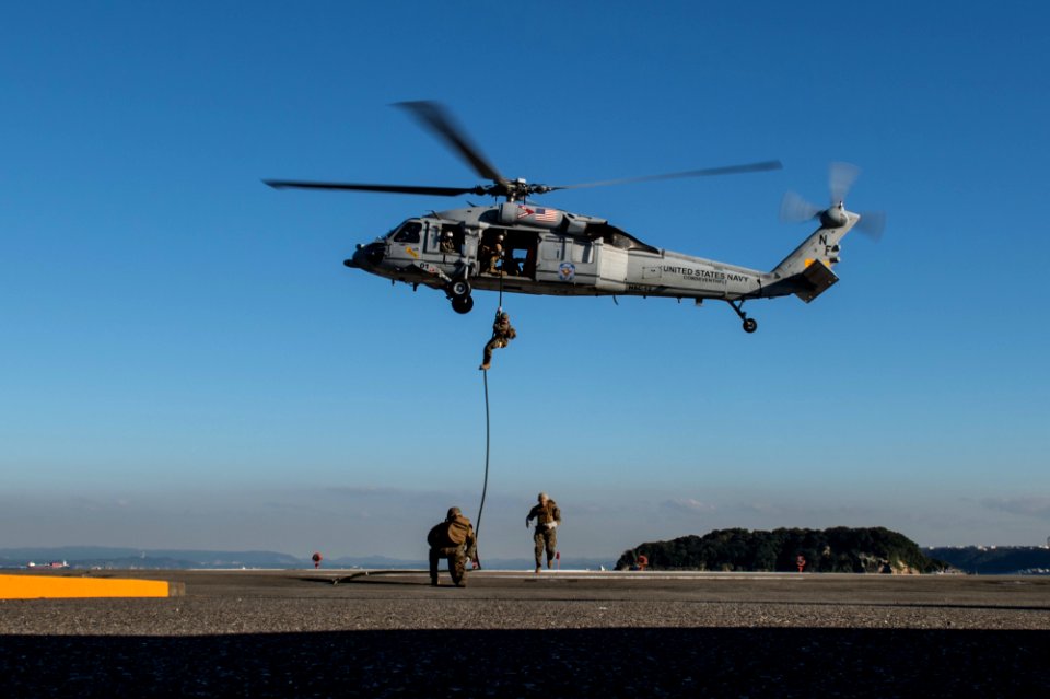 FASTPAC conducts fast-rope exercise 151104-N-UF697-105