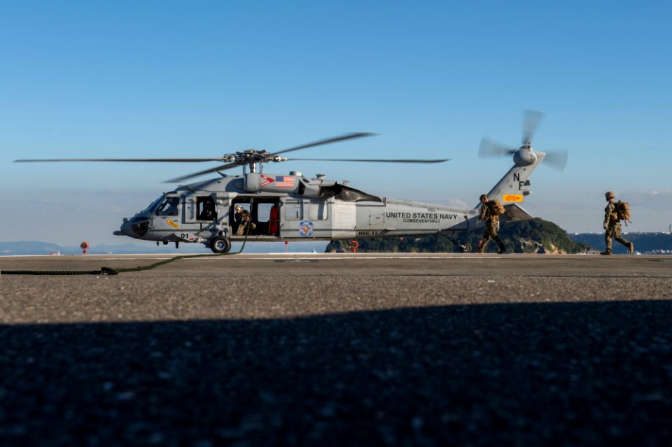 FASTPAC conducts fast-rope exercise 151104-N-UF697-089