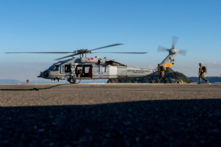 FASTPAC conducts fast-rope exercise 151104-N-UF697-089