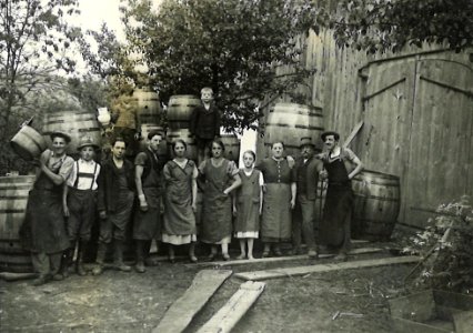 Fass bauen beim Schuederbauern nach Arbeitsschluss 1935