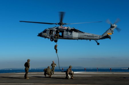 FASTPAC conducts fast-rope exercise 151104-N-UF697-084