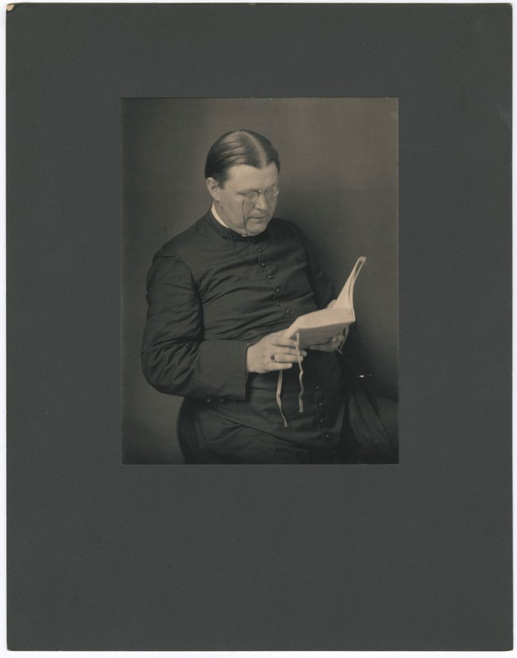 Father William Harman van Allen reading a book LCCN2015647687