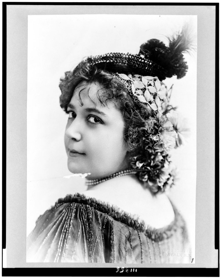 Fay Templeton, head-and-shoulders portrait, facing left LCCN94508939