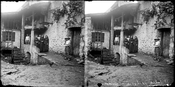 Façana d'una casa de Sant Julià de Lòria amb gent (AFCEC BORDAS D 2893)