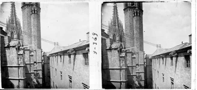 Façana amb gàrgoles a prop de la catedral