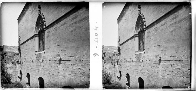Façana d ' un palau del monestir de Poblet