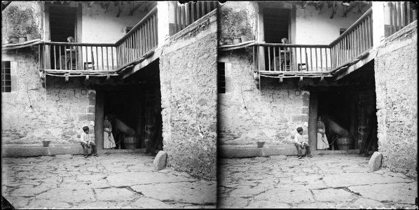 Façana d'una casa amb gent