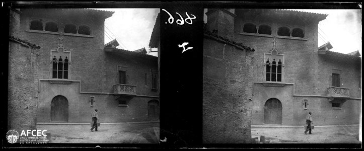 Façana d'una casa particular a Torelló i un home passant