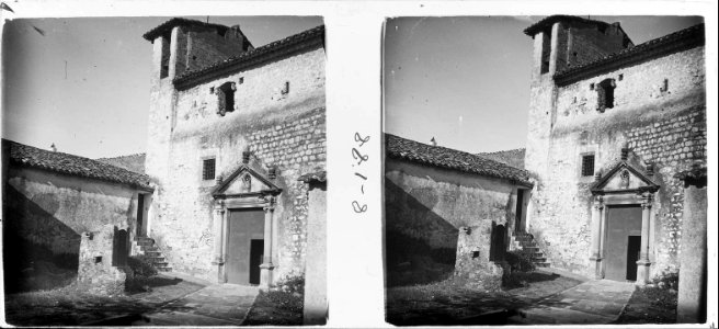 Façana d'una església a Corró de Vall