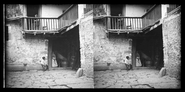 Façana d'una casa amb gent (AFCEC BORDAS X 240)