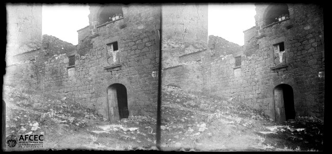 Façana d'una casa d'Ardèvol i al fons el peu de la torre