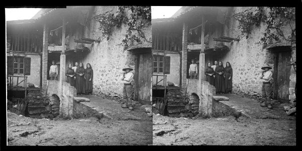 Façana d'una casa de Sant Julià de Lòria amb gent