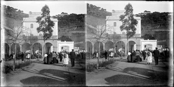 Façana de l'hospital psiquiàtric de Betlem a Sant Gervasi i gent al davant