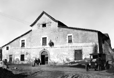 Façana de Can Solà amb gent i un cotxe d'època (cropped)