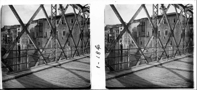 Façana de la casa del bisbe des de l'interior del pont de la Cinta a l'Ebre