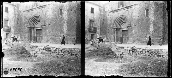 Façana de l'església del Monestir de Santa Maria de Lladó amb alguns infants al davant