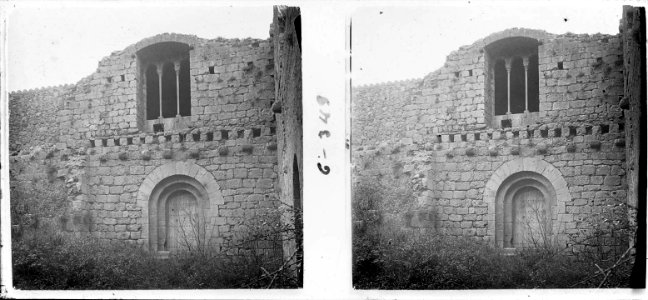 Façana de l'església i castell de Bellcaire d'Empordà