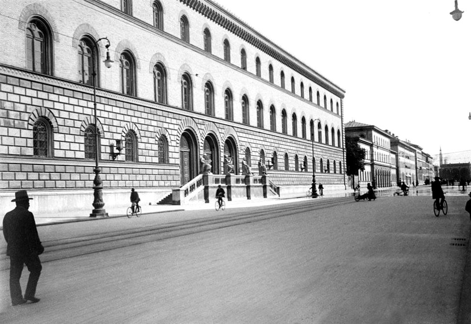 Façana de l'estació de Munic (restored)