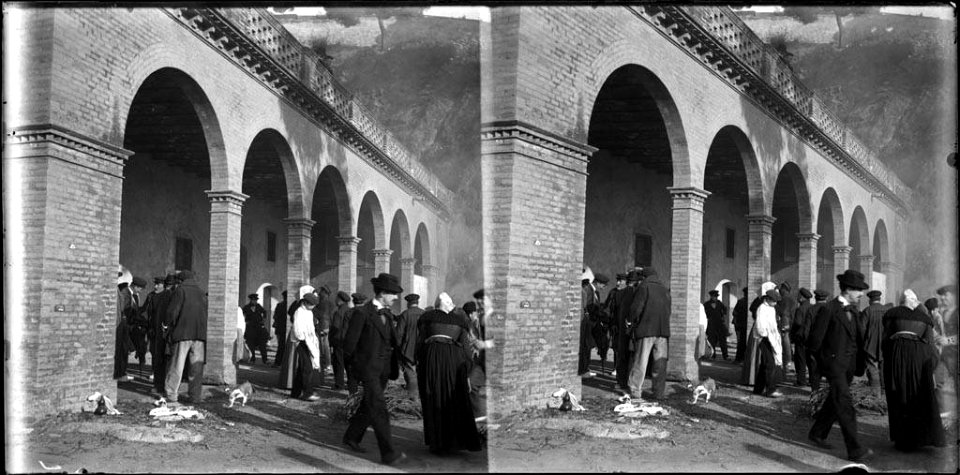 Façana de l'hospital psiquiàtric de Betlem a Sant Gervasi i gent al davant (AFCEC BORDAS D 4265)