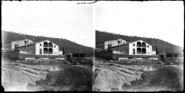 Façana de la Casa de Navel i camí a primer terme