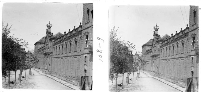 Façana de la Universitat de Cervera des del balcó de la porta