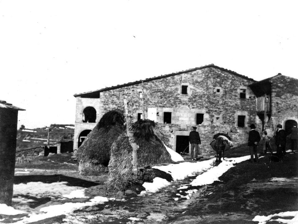 Façana i era nevades de Can Agustí, gent i bèstia carregada